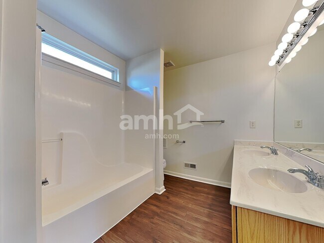 Building Photo - 8400 Woodcreek Dr