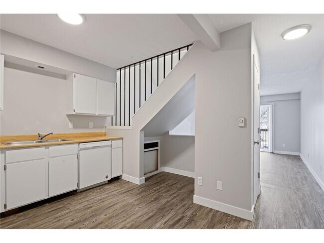 Building Photo - 924 21st Ave S