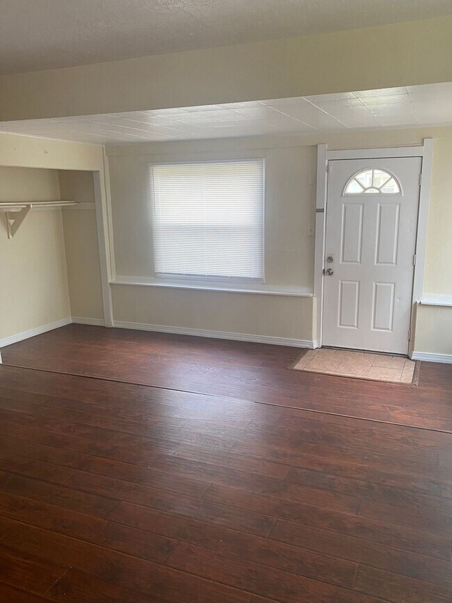 Building Photo - JUST LISTED- 3 BEDROOM 1 BATH HOME LARGE FAMILY ROOM