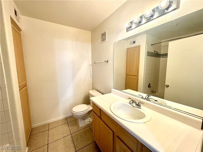 Building Photo - 950 Seven Hills Dr