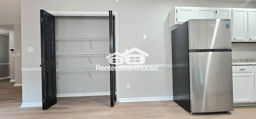 Building Photo - 5899 Meadow Ln