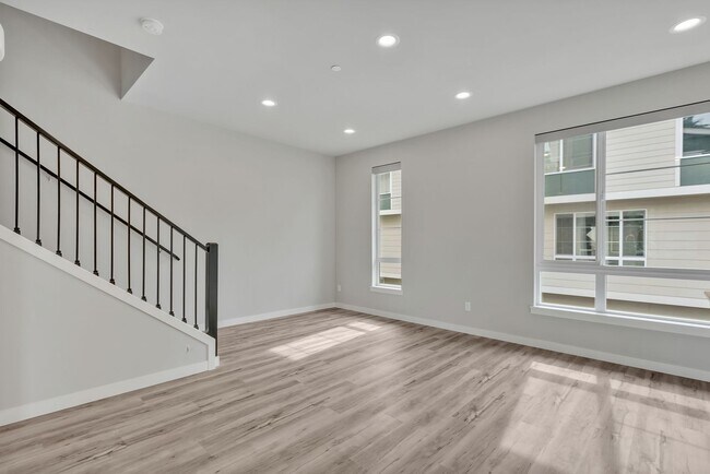Building Photo - 3bed/2.5 Bath Modern Comfort Meets Elegant Design