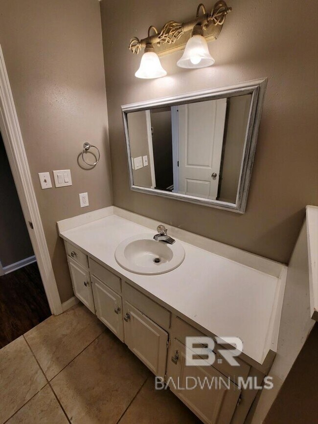 Building Photo - 105 Lively Cir