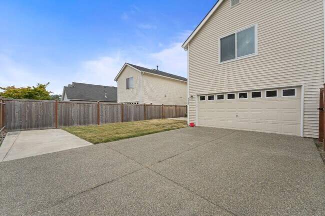 Building Photo - Spacious DuPont Home with A/C, Bonus Loft, Large Patio & Fully Fenced Yard!