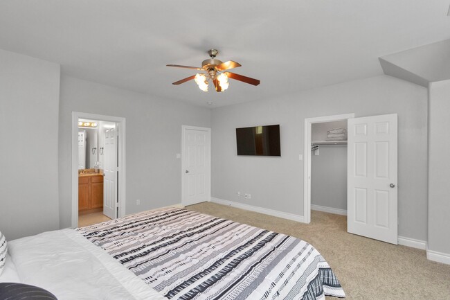Building Photo - 9038 Lakes Dr