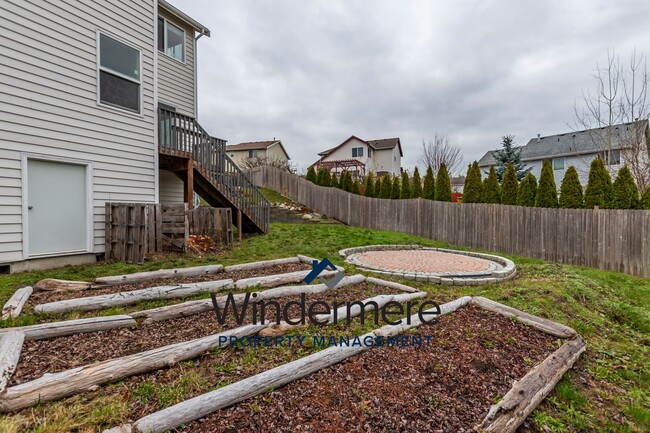 Building Photo - Two story 4 bedroom 2.5 bath Home.
