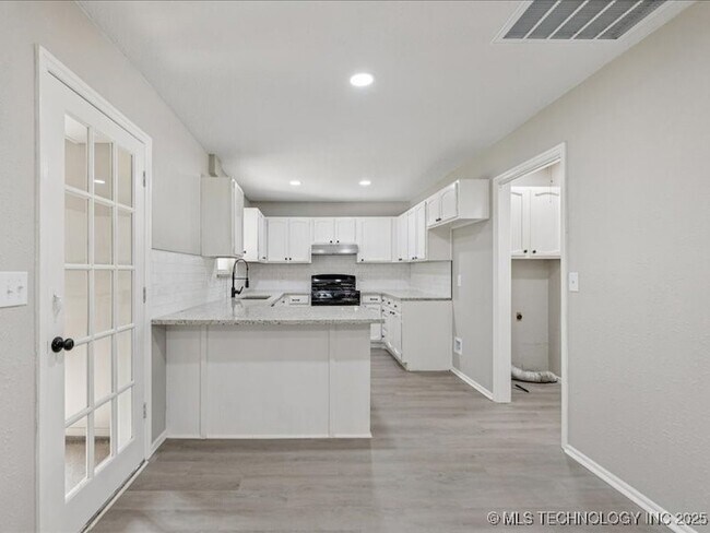 Building Photo - 3001 S Ash Ct