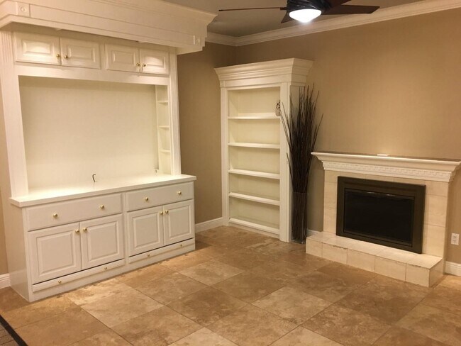 Building Photo - 2100 Tanglewilde St