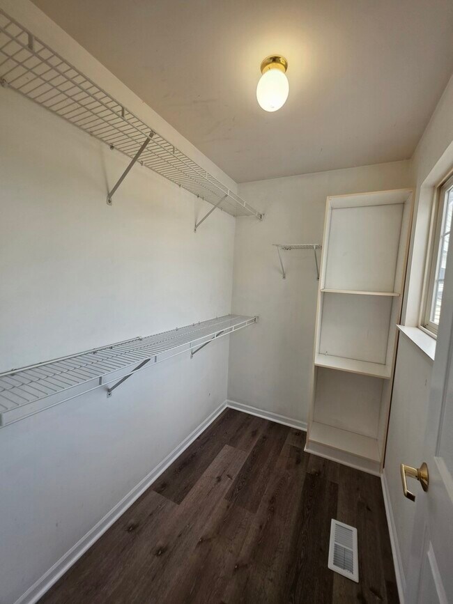Building Photo - 675 Fieldcrest Dr