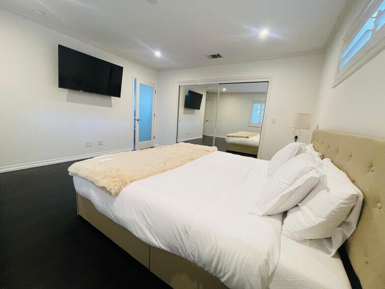 Building Photo - 17946 Valley Vista Blvd