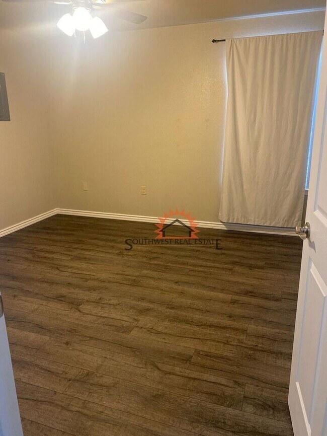 Building Photo - Modern duplex 2 bedrooms 2 baths