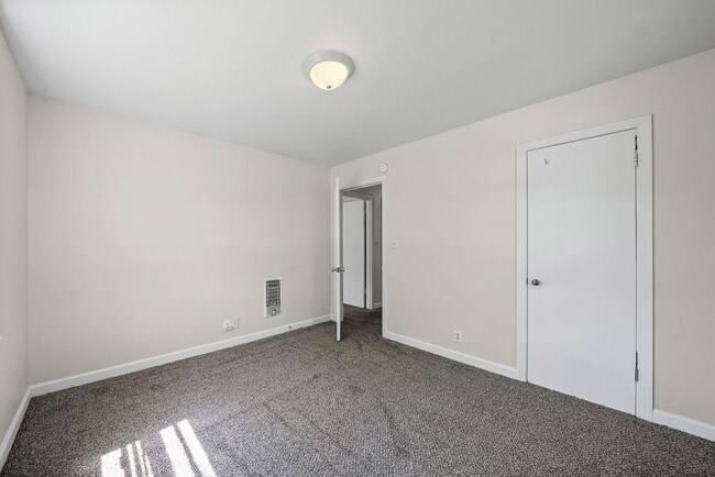 Building Photo - 3 Bedroom Home For Rent Near Lowes On Madison Street!