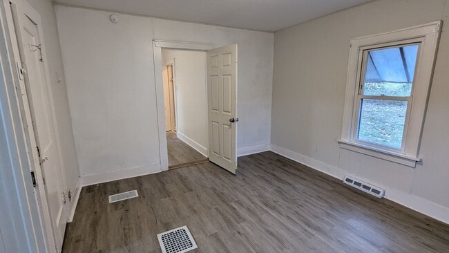 Building Photo - Charming 5-bedroom home located in the heart of Akron