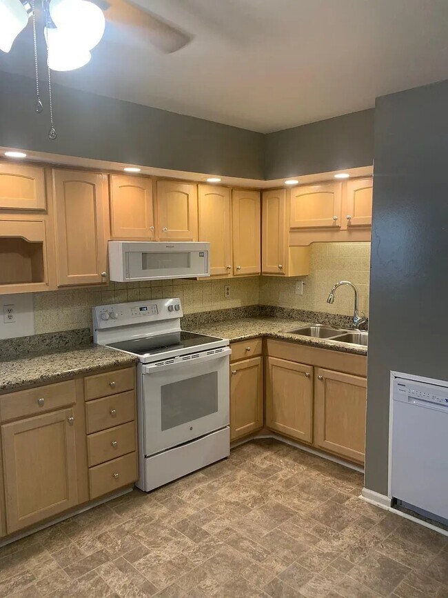 Building Photo - 1094 Briarwood Dr