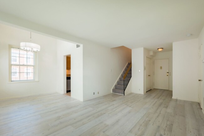 Building Photo - Loft Living at McLean Gardens 1BR plus Lof...