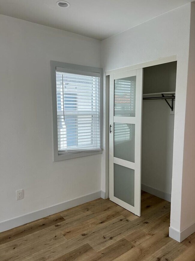 Building Photo - 1b Apartment in Belmont Shore across from ...