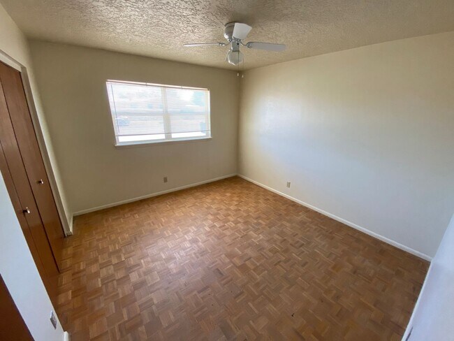 Building Photo - Northeast El Paso 3bed/2bath w/LOTS of liv...