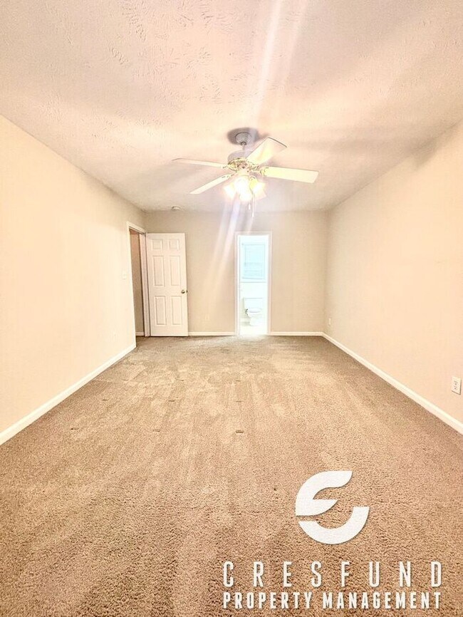 Building Photo - Comfort, Style, and Space - 15 MIN FROM FT...