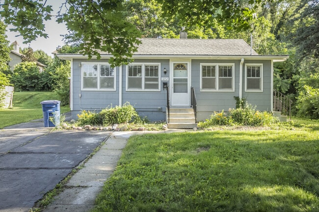 Primary Photo - 2 Bedroom 2 Bathroom Home Available