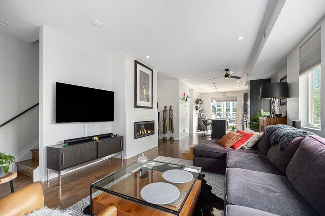 Building Photo - End unit 2bed/2.5 bath plus bonus office/r...