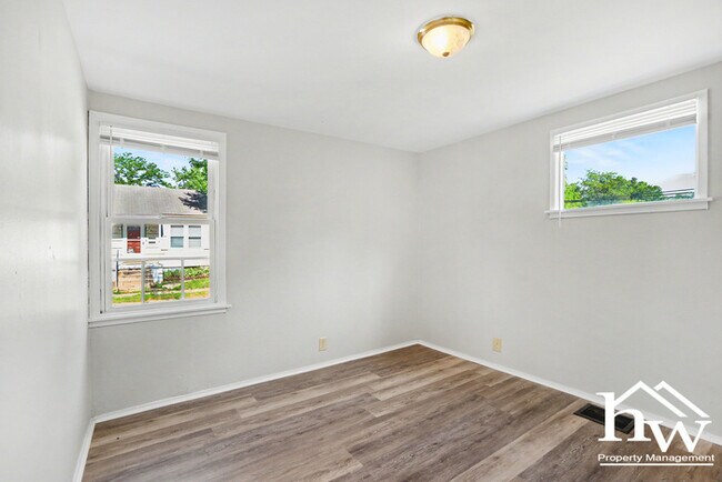 Building Photo - Cute Two Bedroom