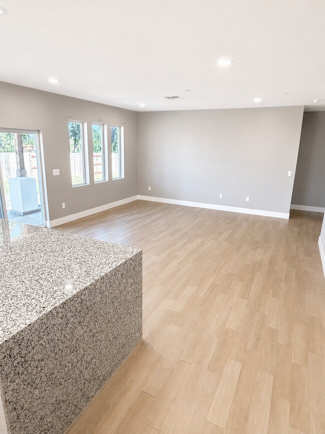 Building Photo - Paradise Home on Cul-de-Sac – Tall Ceilings, Designer Finishes & Upgraded Garage