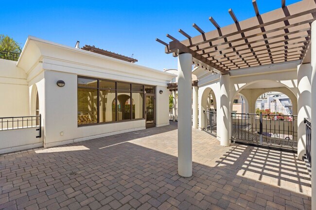 Building Photo - Stunning Marina District 2 Bedroom + a Lof...