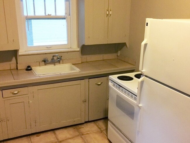 Building Photo - Charming 2 bedroom 1 bath