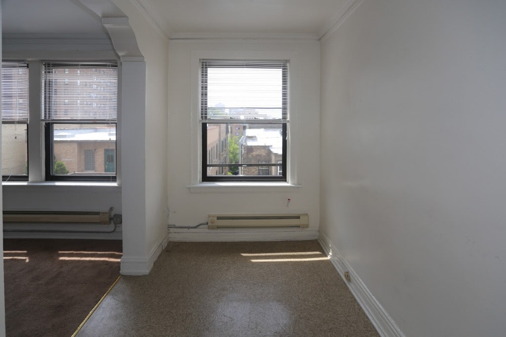 Building Photo - 533 W Roscoe St