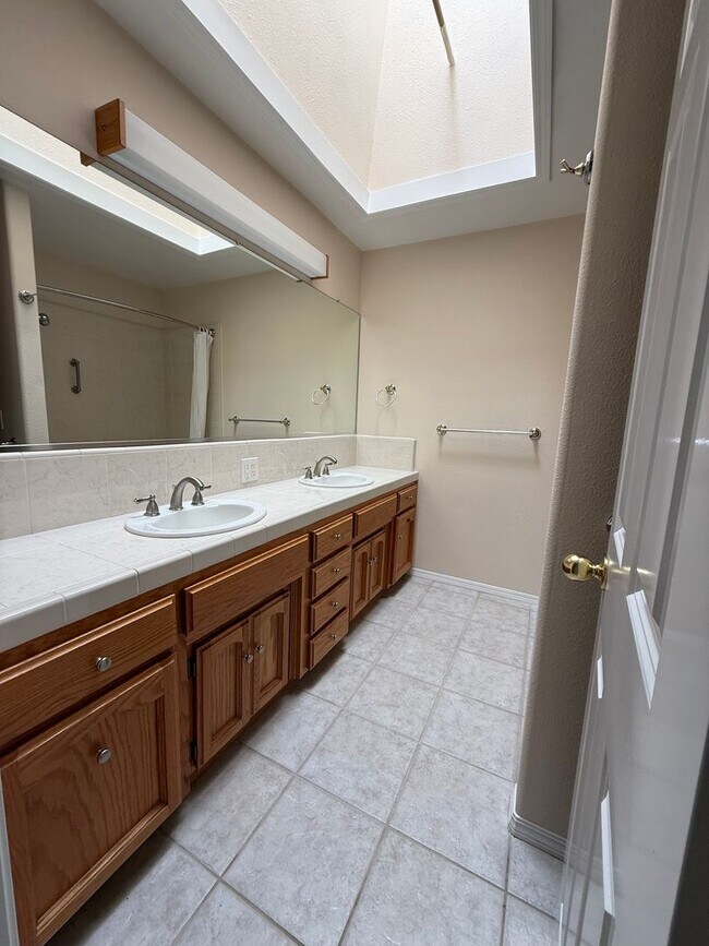 Building Photo - Beautiful 3-bedroom 2 bathroom Home for rent in Madera