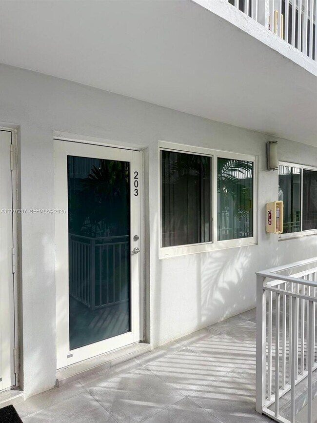 Building Photo - 2430 NE 135th St