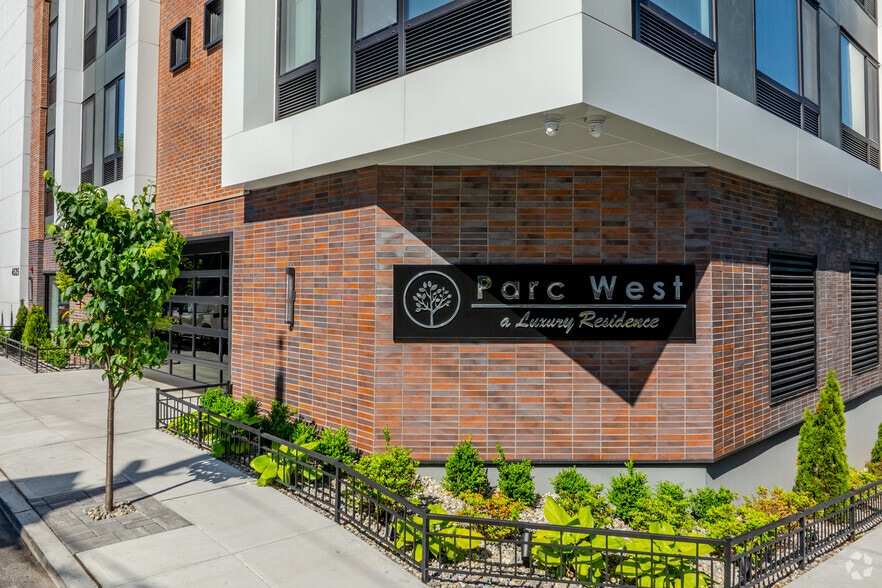 Building Photo - Parc West