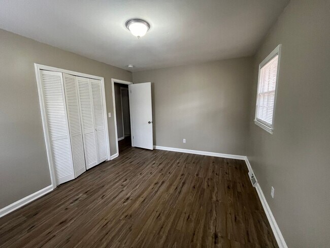 Building Photo - 4 Bedrooms, 1 Bathroom - Home in West Rome!