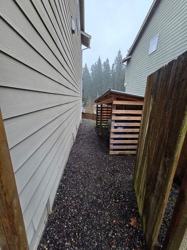 Building Photo - Beautiful 3-Bed Home with Private Yard and Modern Upgrades