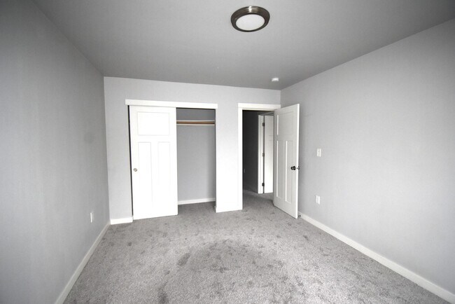 Building Photo - Spacious Town home.