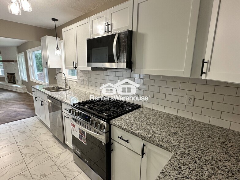 Building Photo - 3311 Interlachen Dr NE