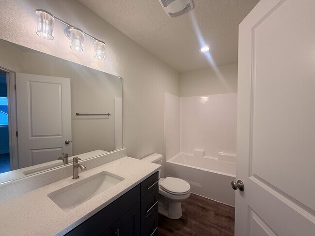 Building Photo - 505-507 NW Hillcrest Dr