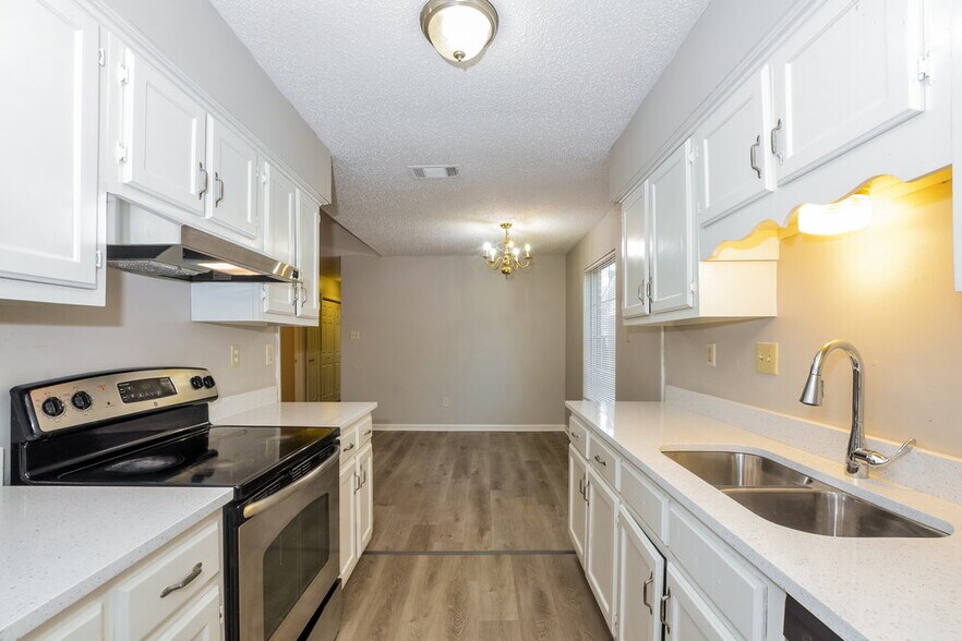 Building Photo - 6597 Sungate Dr S