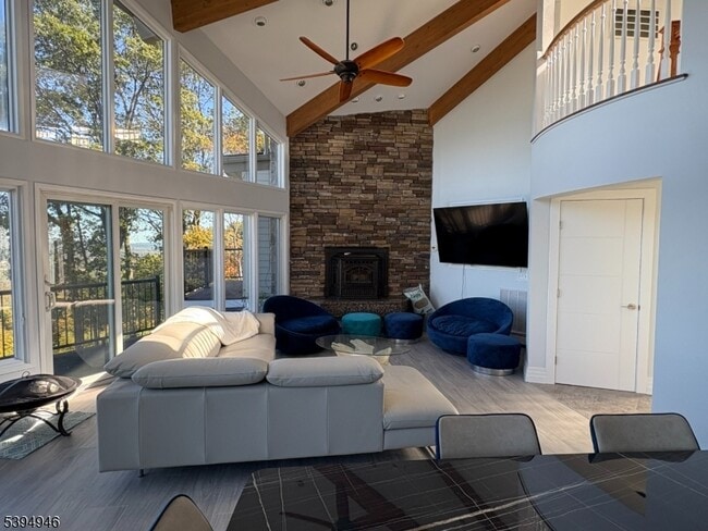 Building Photo - 4 Vista Ln