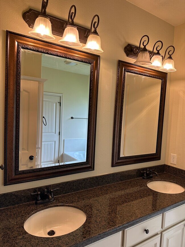 Building Photo - College Station -3 bedroom / 2 bath / 2 ca...
