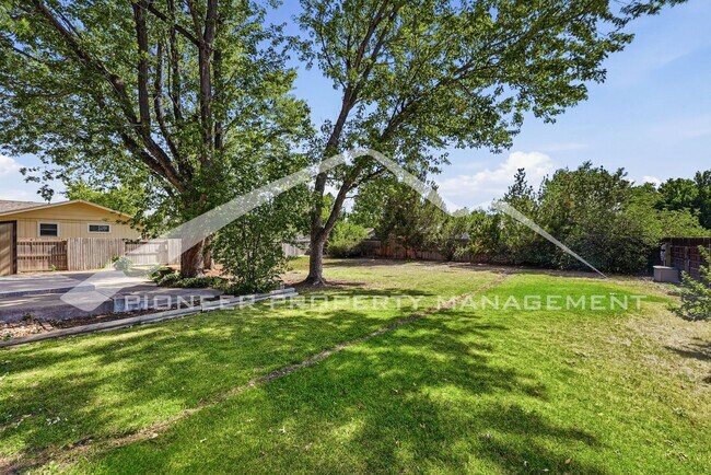 Building Photo - Charming Home with Washer/Dryer and 2-Car Garage