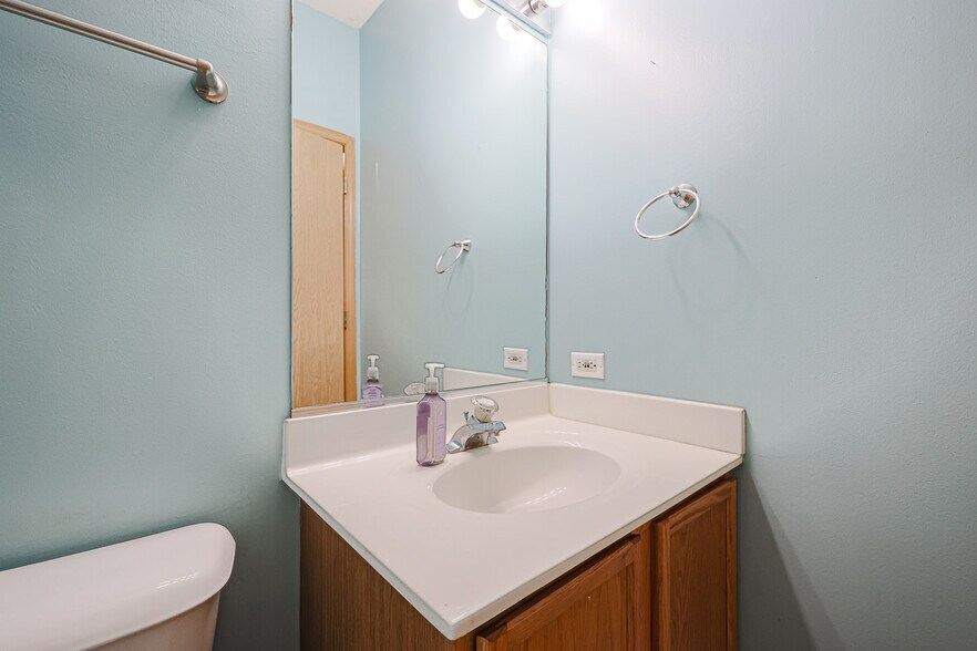 Building Photo - 607 Fox Ridge Dr