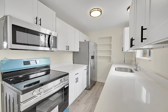 Building Photo - $2,195.00, 3-bed, 1-bath, located in Thorn...