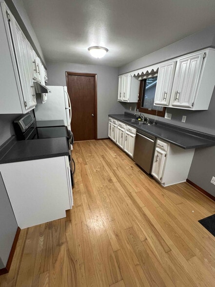 Building Photo - 1827 Sahara Ct