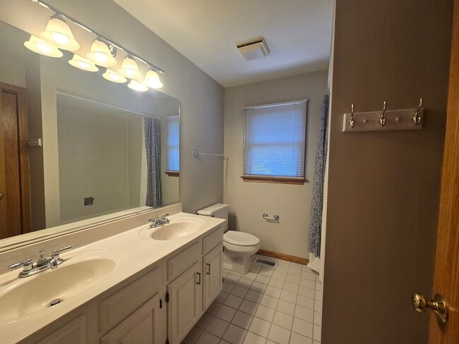 Building Photo - 1565 Old Barn Cir