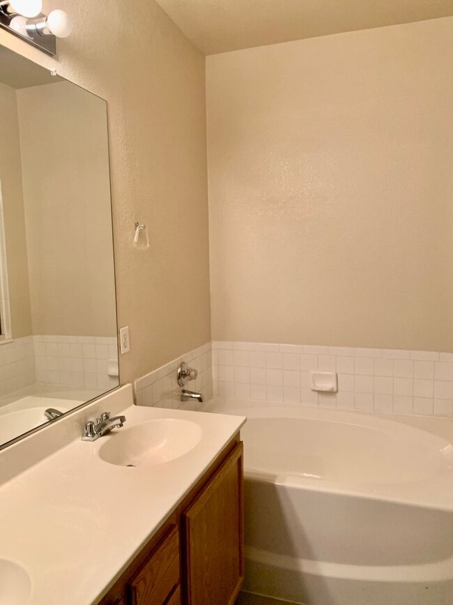 Building Photo - Must See Condo!