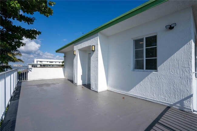 Building Photo - 2180 Bay Dr