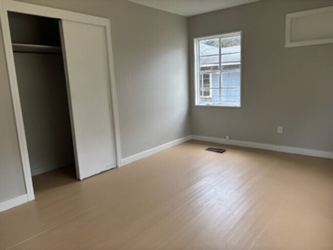 Building Photo - 335 Cummins St