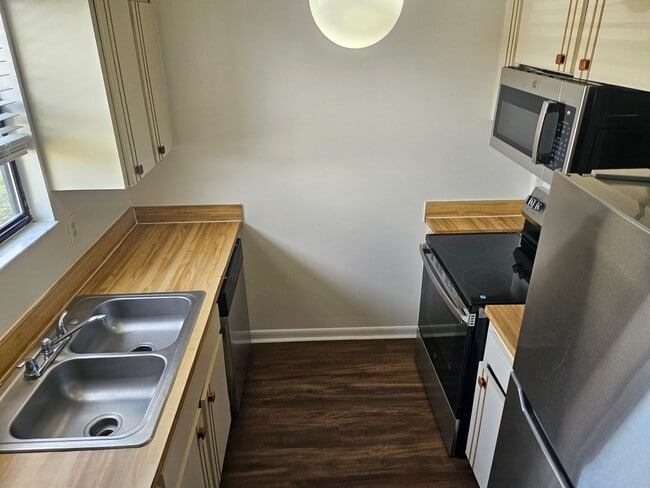 Building Photo - 2/2 - Jefferson Avenue - Newly updated
