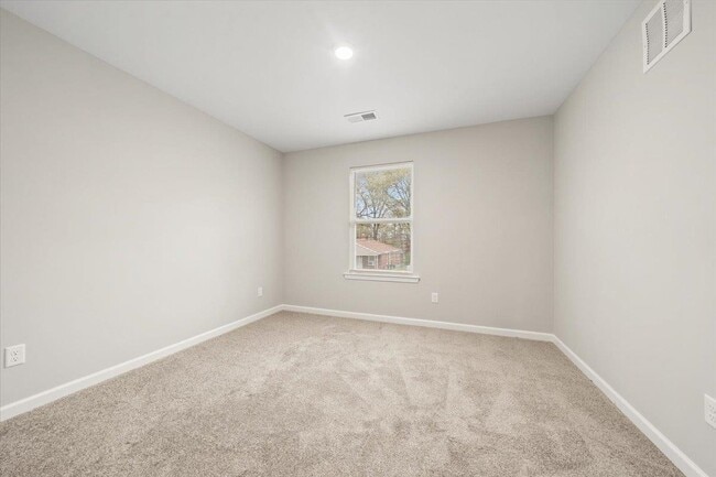 Building Photo - 2845 Yale Ave